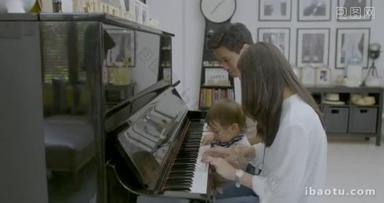 快乐的家庭与孩子演奏钢琴.